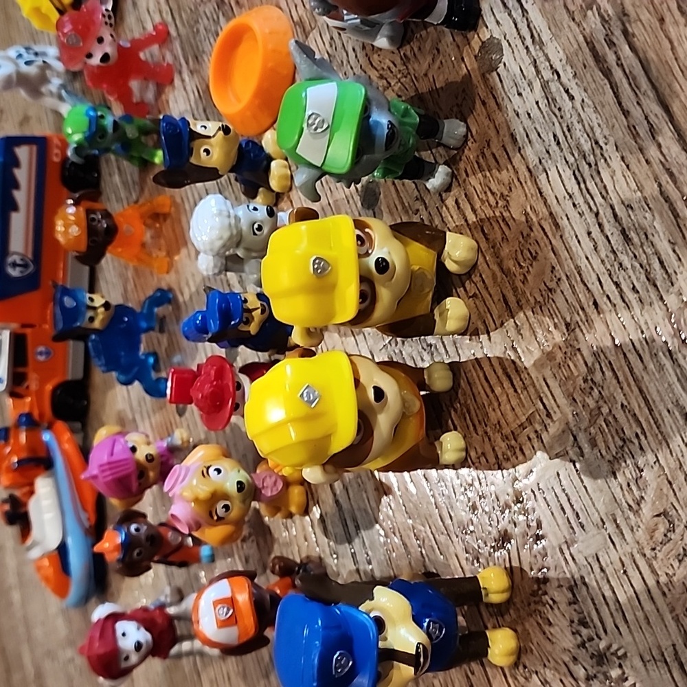 PAW Patrol Mini Figure Lot - Assorted Colors - Picture 2 of 3